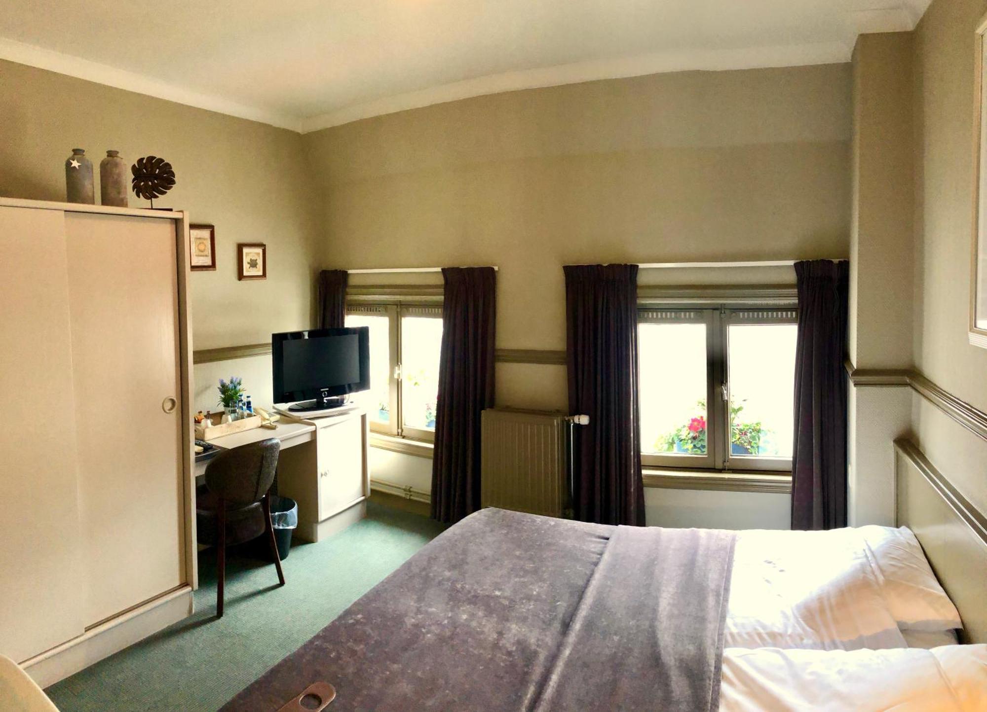 Grand Cafe Hotel De Bourgondier Bergen op Zoom Exteriör bild