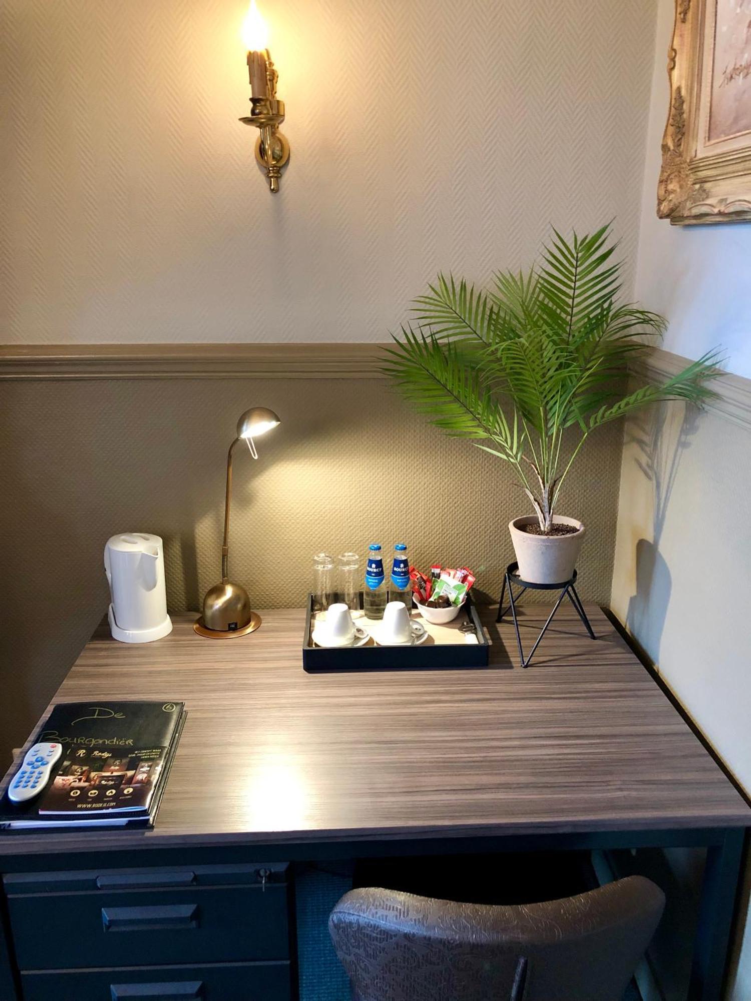 Grand Cafe Hotel De Bourgondier Bergen op Zoom Exteriör bild