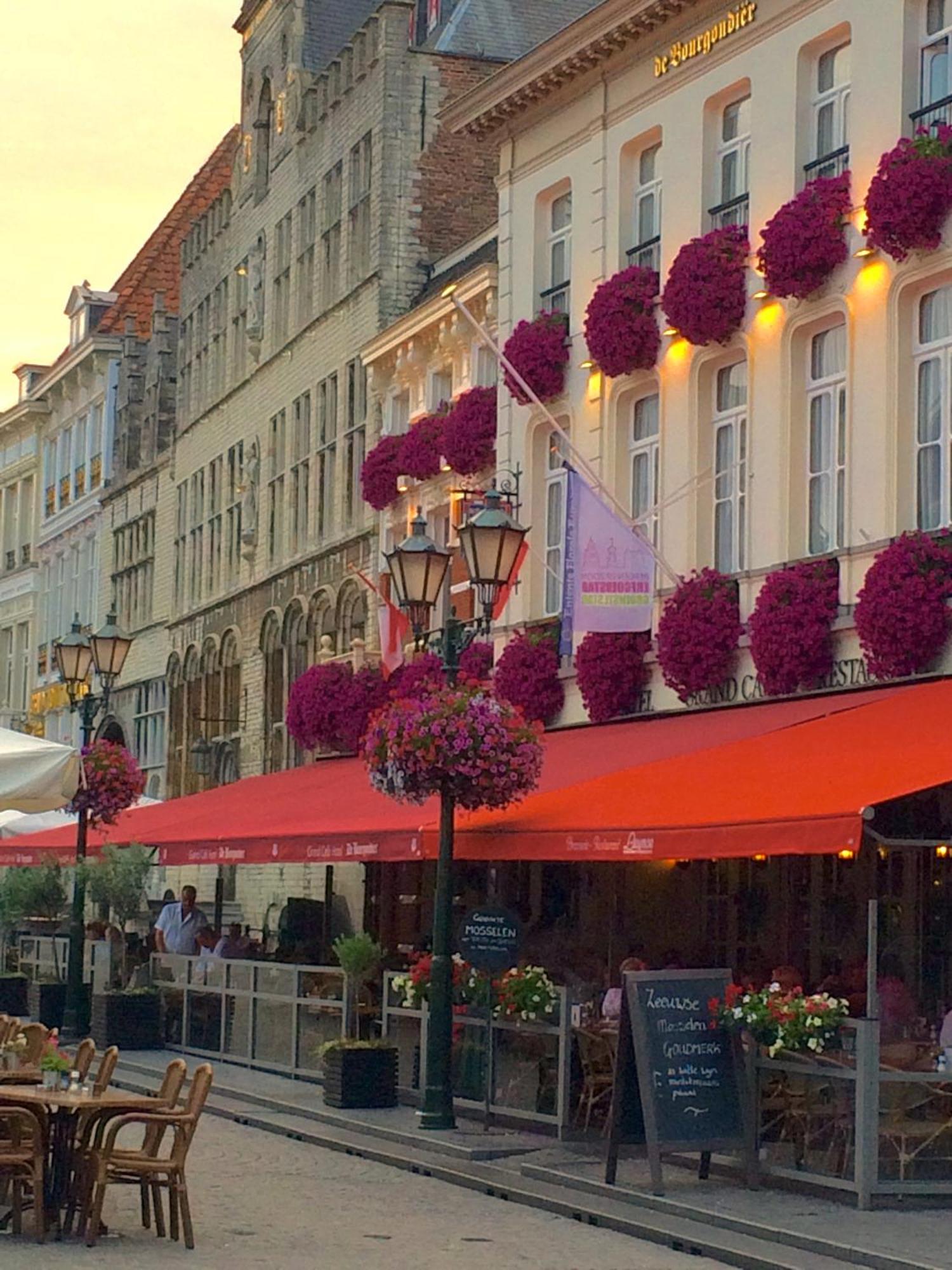 Grand Cafe Hotel De Bourgondier Bergen op Zoom Exteriör bild