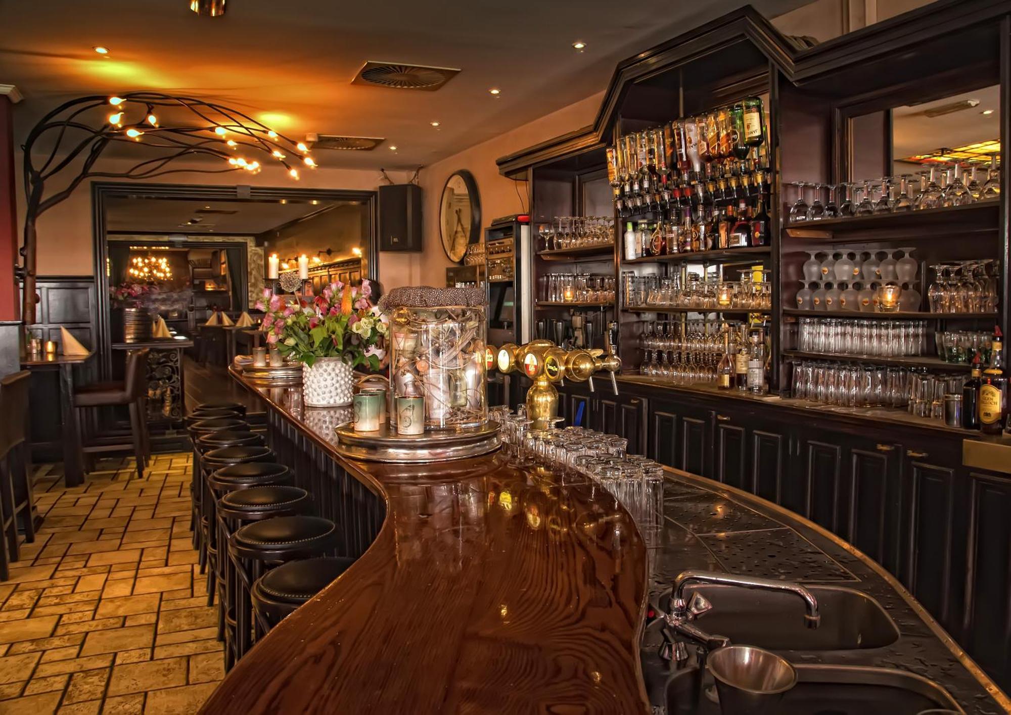 Grand Cafe Hotel De Bourgondier Bergen op Zoom Exteriör bild